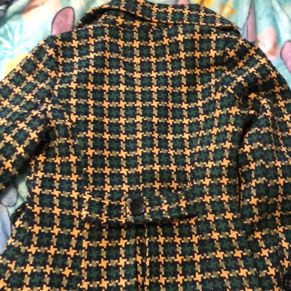 Never wore before Beta House green, yellow, and black. Size Medium - Picture 4 of 5